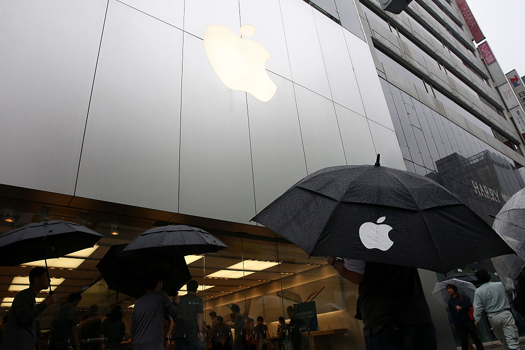 TOKYO, JAPAN - SEPTEMBER 25: Customers queue to purchase new iPhone 6s and 6s Plus in front of Apple Ginza store on September 25, 2015 in Tokyo, Japan. Apple is launching iPhone 6s and 6s Plus in 12 regions including Australia, Canada, China, France, Germany, Hong Kong, Japan, New Zealand, Puerto Rico, Singapore, the U.K., and the U.S. (Photo by Ken Ishii/Getty Images)