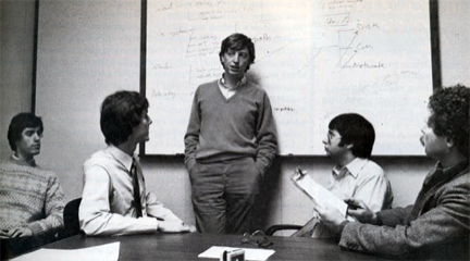 Bill Gates negli anni 80 con alla sua destra Tandy Trower