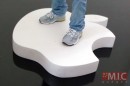 Steve Jobs action figure, simbolo Apple